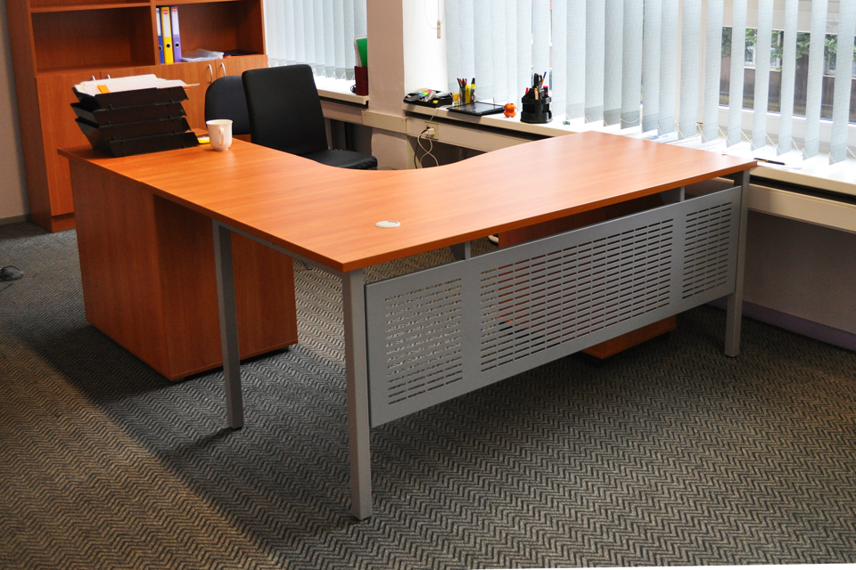 Kirsi toonis kontorimööbel logistika firma kontoris