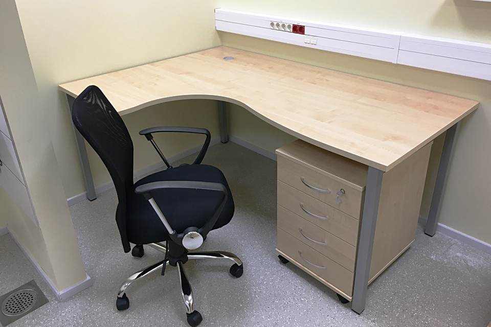 Kontorilaud Premium kitsas kontoriruumis koos kontoritooliga Apollo