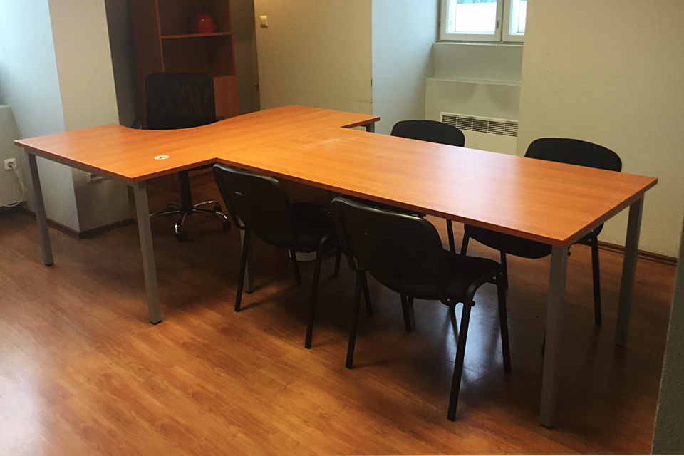 Kontorimööbel kirsi toonis ehitusfirma kontoris