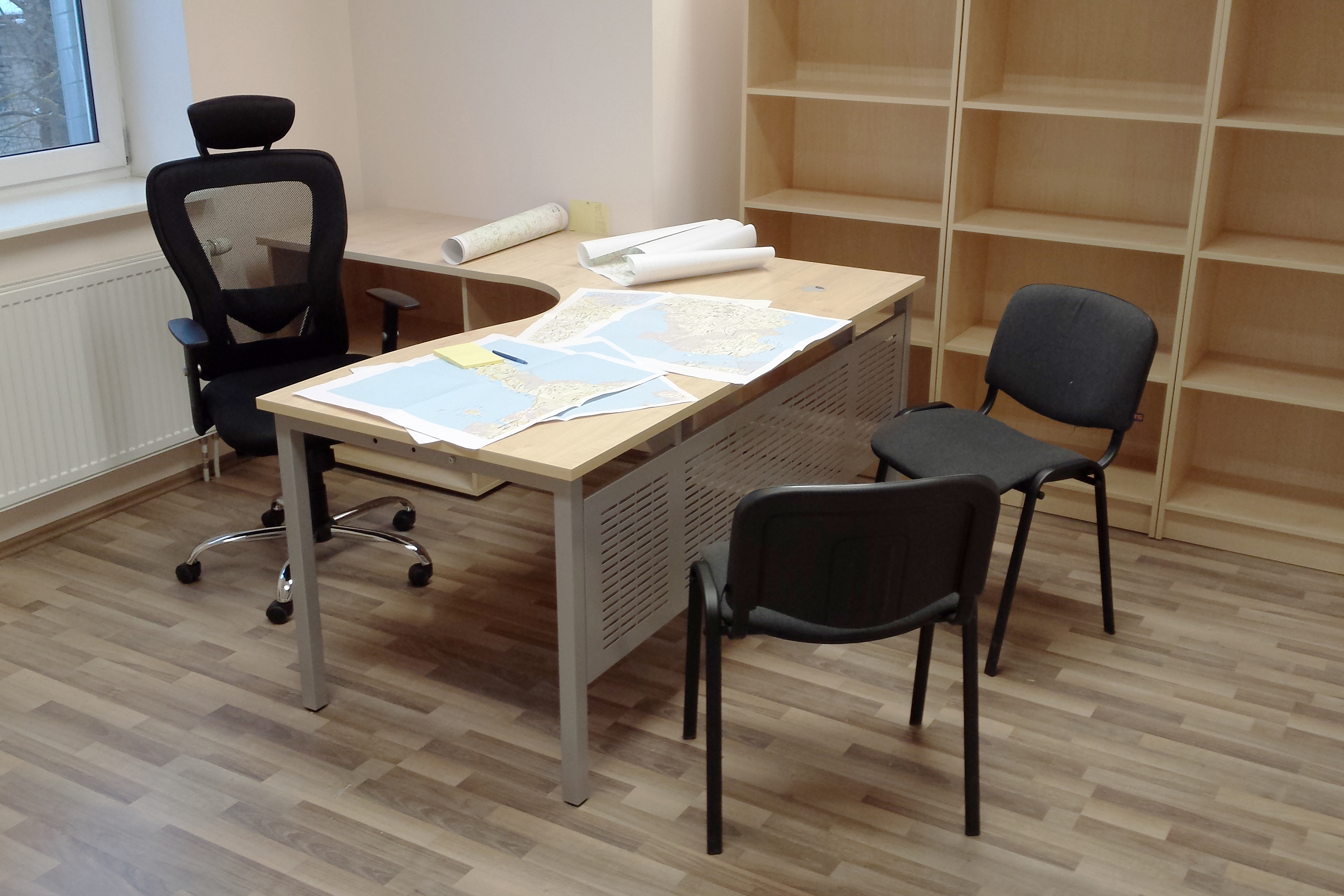 Kontorimööbel vahtra toonis metsandusfirma kontoris